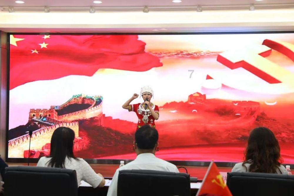 请问这两个女生像双胞胎姐妹吗？然后哪张照片更漂亮？